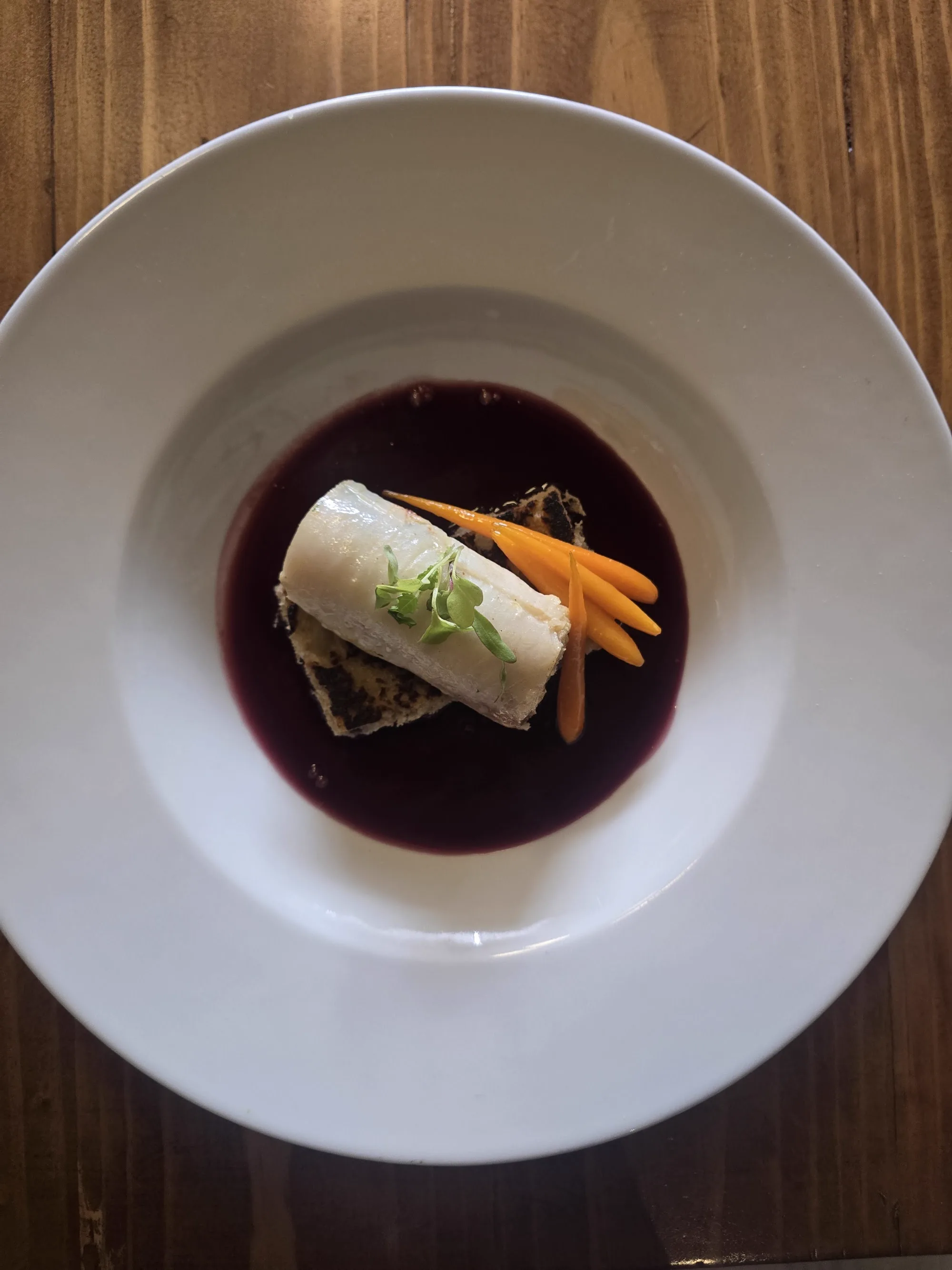 Pescado blanco sobre reducción de vino tinto con zanahorias glaseadas
