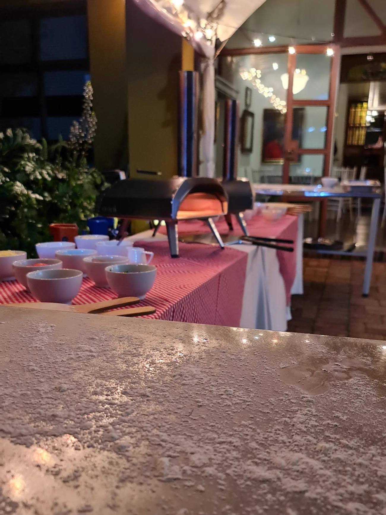 Equipos cocinando en un taller de experiencias inmersivas