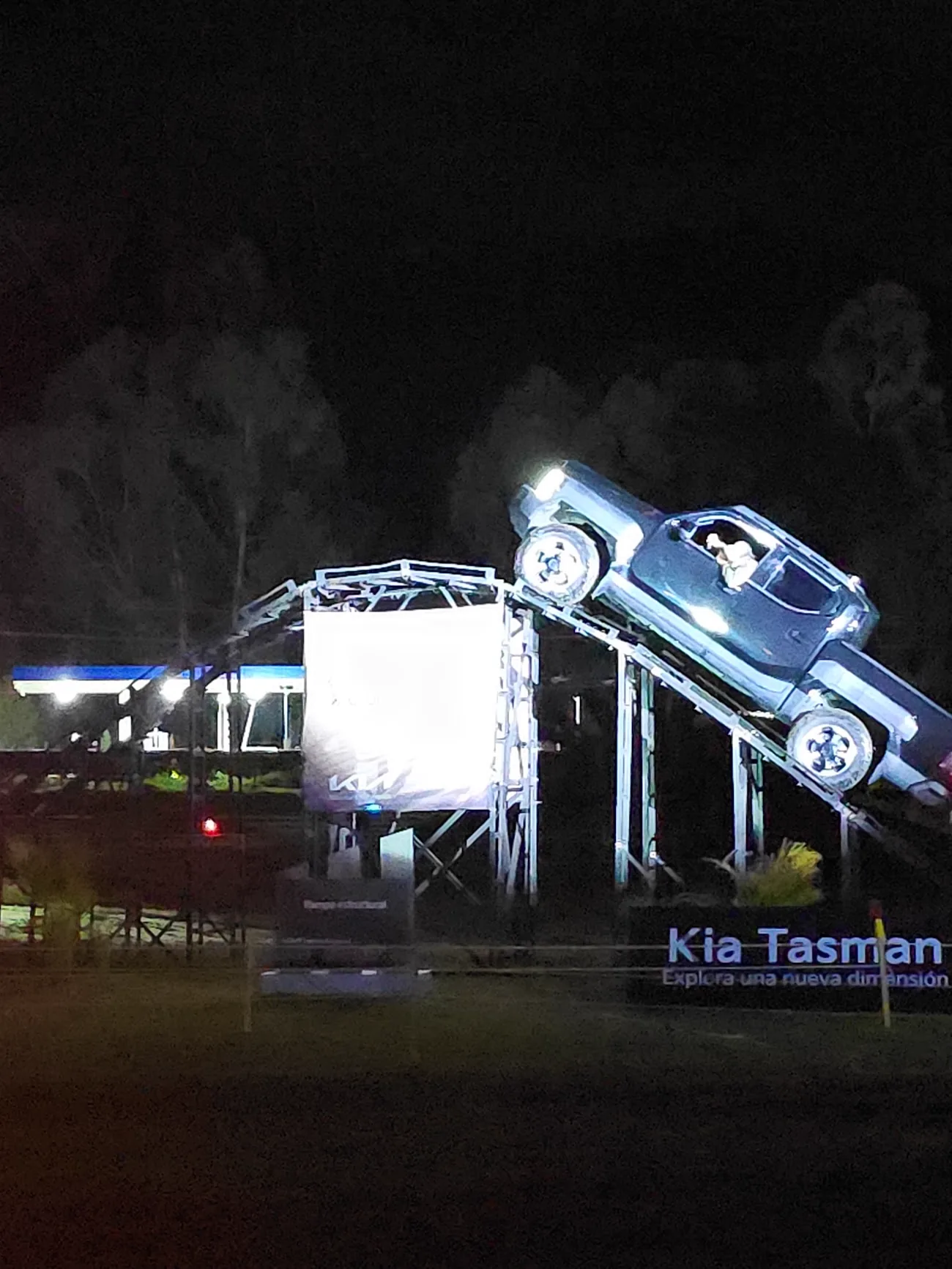 Lanzamiento de la KIA Tasman, con el vehículo suspendido y el salón iluminado