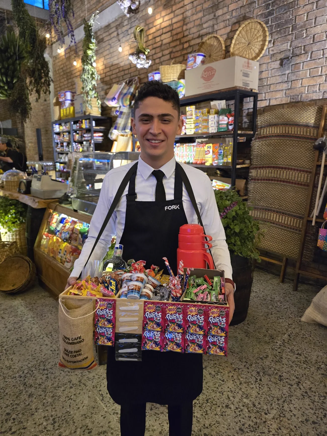 Mesero de Fork sonriendo con una bandeja de dulces