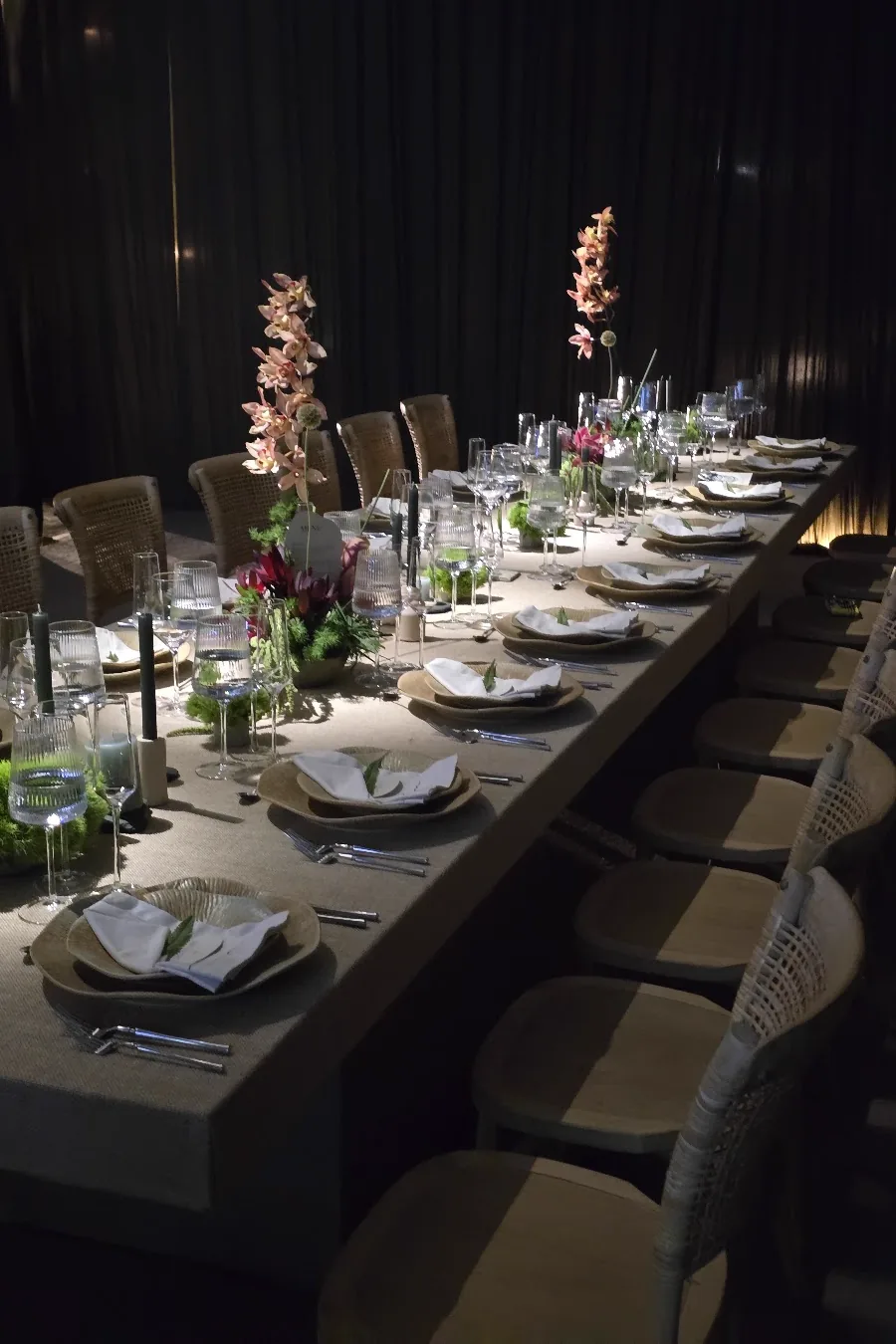 Mesa larga de boda montada con velas